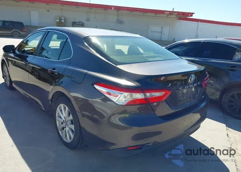 2018 Toyota Camry Le z USA, uszkodzony, nr VIN JTNB11HK1J3047535